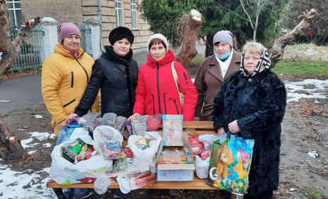 Волонтери Переяславщини відправили землячці на передову гостинці до свята