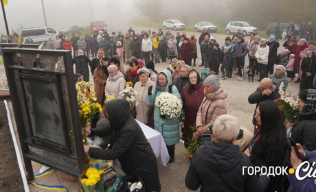 Біль війни у словах доньки та матері: у Бедриківцях відкрили пам'ятні дошки полеглим захисникам