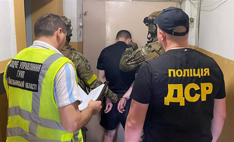 У Нетішині судитимуть двох кримінальників, які систематично вимагали гроші у місцевого жителя