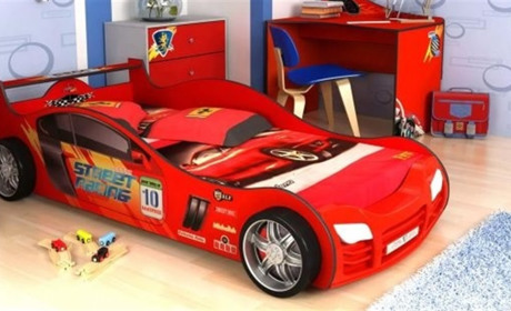 Красочные детские кровати в виде машин