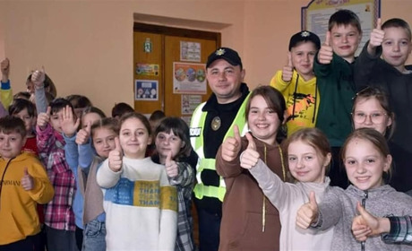 У Славуті поліцейські нагадали школярам правила безпечної поведінки на дорозі