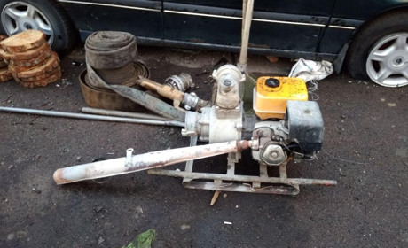 На Володимиреччині поліцейські в лісі знайшли мотопомпу для видобутку бурштину