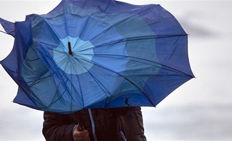 Мокрий сніг, дощ та пориви вітру - синоптики прогнозують ускладнення погодних умов на вихідних