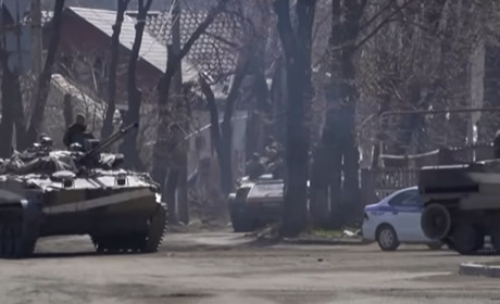 Колони техніки та розмінування: 10 свіжих світлин із окупованої Волновахи