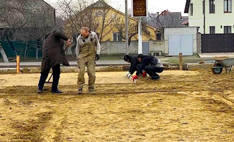 В Измаиле у Таврии начали монтаж ледового катка (видео)