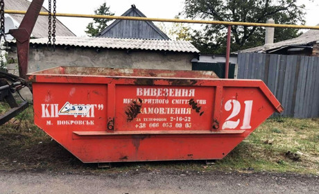 Комунальники у приватному секторі Покровська встановлюють контейнери для листя та гілок