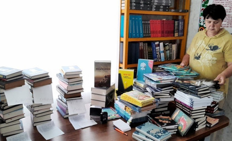 У публічній бібліотеці на Переяславщині додалося понад 200 книг: літературу придбали коштом громади