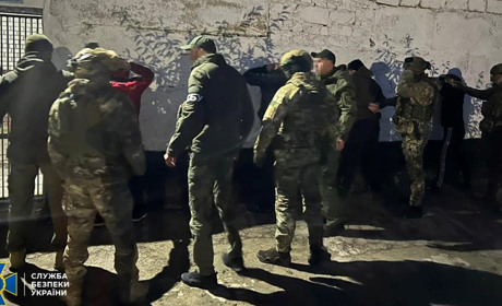Видурювали гроші з банківських карток пенсіонерів та інвалідів: на Житомирщині судитимуть шахраїв