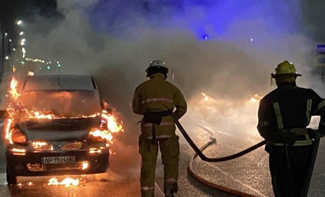 Вогнеборці ліквідували загоряння автомобіля і допомогли витягти водія