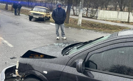 На вулиці Житомирській зіткнулися дві автівки — одного водія ушпиталили