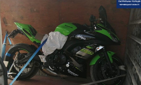 Мотоцикл, викрадений в Німеччині, виявили в багажному відсіку буса поблизу Оршівців