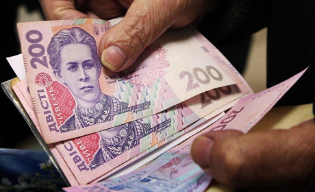 Пенсіонерам 1000 гривень зарахують на картки, або принесуть листоноші