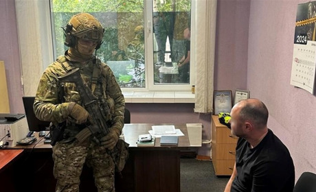 На Житомирщині викрили двох посадовців-правоохоронців на хабарі за спецдозволи