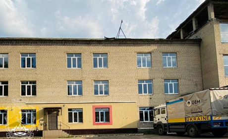В обстріляній росіянами школі Покровська замінили вікна