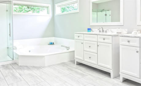 Обустройство санузла: 3 варианта шкафа для ванной в среднем ценовом сегменте