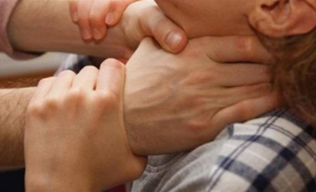 Вдарив ножем та задушив: вбивцю засудили до 9 років