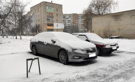 Міськрада повідомляє про те, що комунальники демонтували незаконно встановлені паркувальні бар’єри