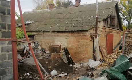 Снарядами побито 10 будинків Нікополя, у Марганці поранено жінку: росіяни обстріляли мирні міста