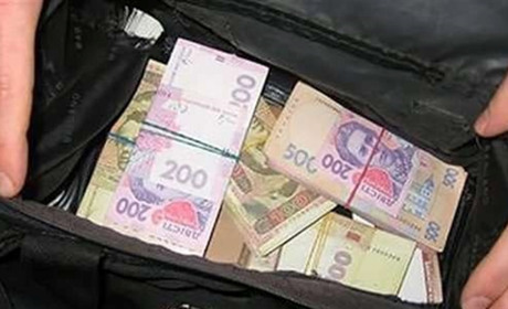 На Черкащині чоловік викрав сумку з грошима: він проведе за ґратами 3 роки і 7 місяців