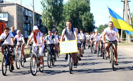 В Попасній вшанували пам'ять захисників України та провели велопробіг: яскраві фото