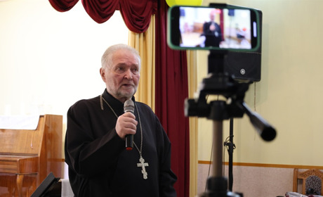 «І світло в пітьмі світить» — книга про віру, завдяки якій Україна стоїть