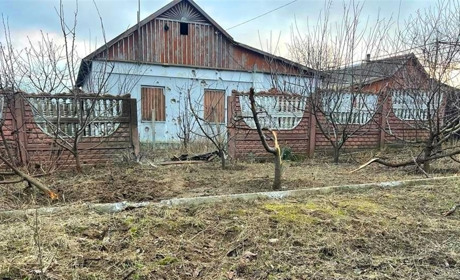 На Херсонщині російські терористи обстріляли житлові будинки, школу та автівки (ФОТО)