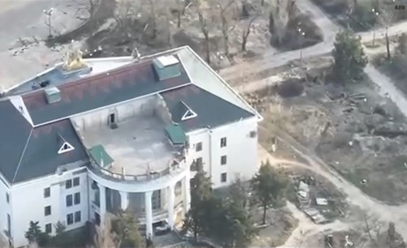 Нова Каховка: окупанти обстрілюють правий берег з даху Палацу культури