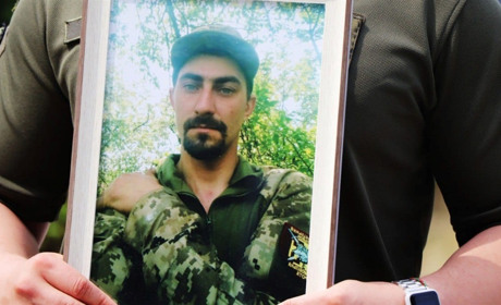 Втрата громади: у Вараші всім містом хоронили десантника, який загинув біля Мар'їнки