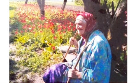 Діти звуть у місто, а я не хочу кидати рідну хату: як живе у Старих Вирках 95-річна Лідія Угринь