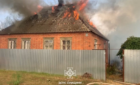 У Камʼянці вогонь з літньої кухні перекинувся на житловий будинок: рятувальники ліквідували пожежу
