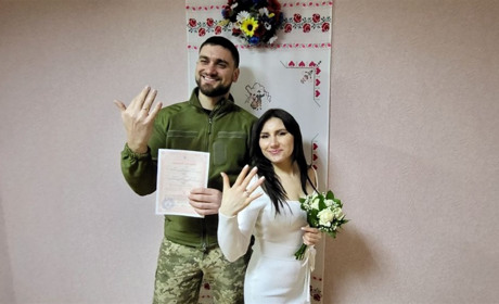 Прийшов у відпустку, одружився і пішов на фронт. Весілля Дениса та Ростислави з Южноукраїнська