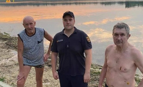 Перекинулися на гумовому човні