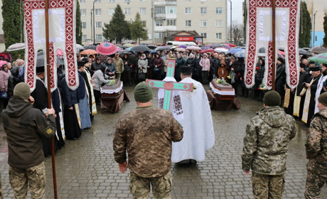 На Кременеччині зі сльозами на очах зустріли полеглих Героїв