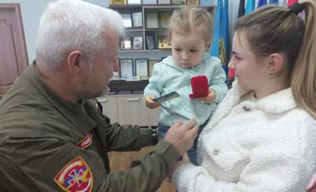 "Батьківське серце": у Нетішині дітям трьох загиблих Героїв вручили пам'ятні обереги