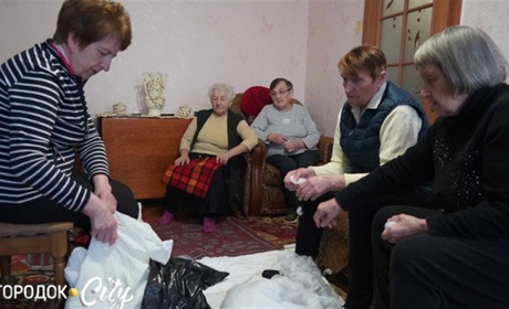 Тепер вони шиють подушки. Як жіночий «Клуб в’язальниць» з Городка допомагає захисникам