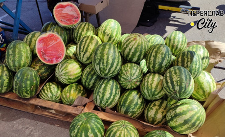 Солодкий смак літа: який вибір кавунів зараз у Переяславі і чи продають херсонські?