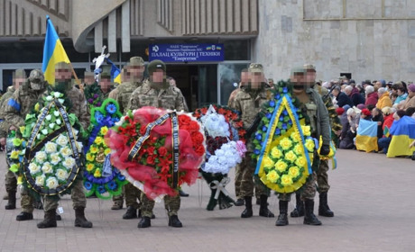Южноукраїнськ попрощався із захисником Андрієм Боднарчуком. Фоторепортаж зі сльозами на очах