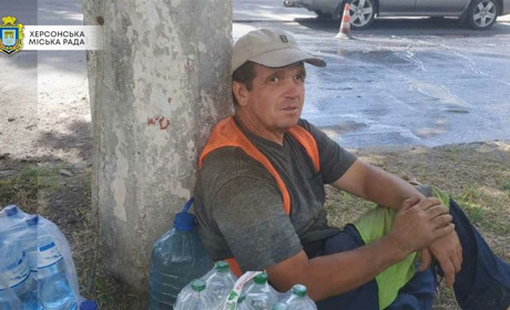 Пляшка води для комунальників — як херсонець допомагає працівникам у спеку
