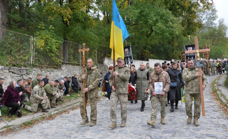 Осінній Чортків провів в останню путь 28-річного розвідника 95-ї десантно-штурмової Лапка Сергія