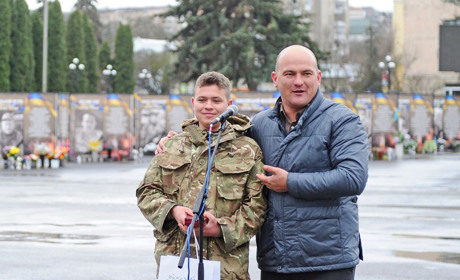 21-річного воїна з Чорткова Дмитра Сеника нагороджено відзнакою «За честь і відвагу»