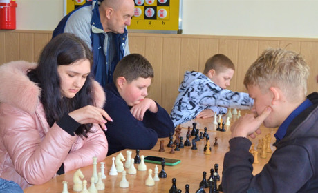 Не комп’ютерними іграми єдиними: у Біляївці змагалися шахісти і шашкісти. Які команди показали клас