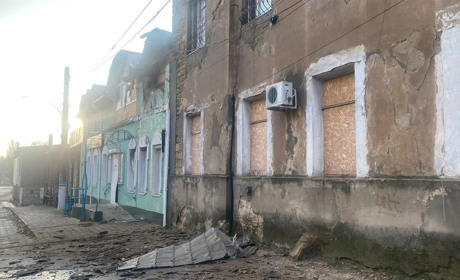 Окупанти обстрілюють Херсонщину: поцілили у житлові будинки, садочок, бібліотеку (ФОТО)