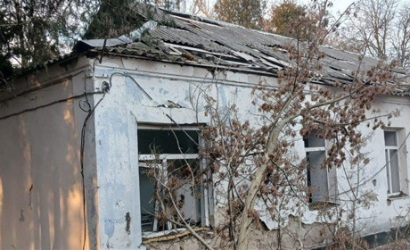 Окупанти на Херсонщині завдали ударів по житловим будинкам, маршрутці, приватним автівкам
