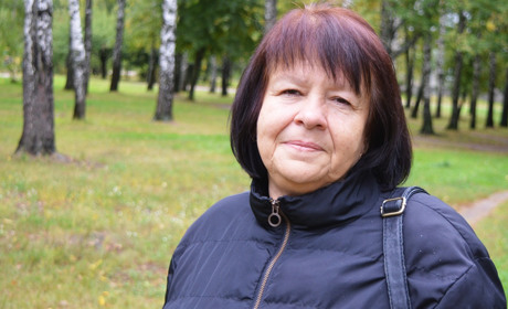 Учителька Тетяна Філатова з Ізюма дистанційно навчає своїх учнів, перебуваючи в Корюківці