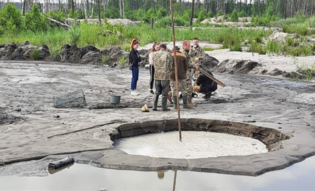 СБУ «накрила» нелегальних копачів бурштину у Вараському районі
