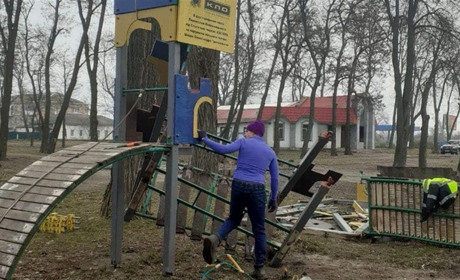 Чоловік зруйнував вщент дитячий майданчик у центральному парку Переяслава