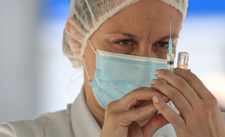 Якою вакциною щеплюватимуть у Золотоніському центрі вакцинації: про її ефективність та безпеку
