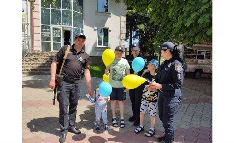 Білопільські поліцейські привітали дітей зі святом