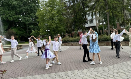 Прощальний вальс для улюбленої учительки від 4-А класу Чортківського ліцею № 1