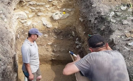 Археологи приїхали, щоб визначити де розпочинається фундамент Барського замку і коли збудований